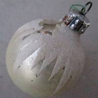 Sne på sølvfarvet gammel julekugle i glas. D: 6 cm.